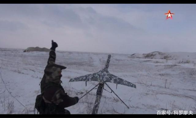 俄军已严重落后时代：无人机像儿童玩具，精锐炮兵手工作业！