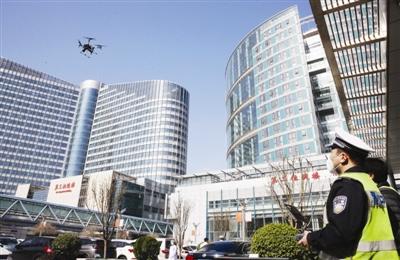 天津交警启用无人机执勤 保道路通畅 