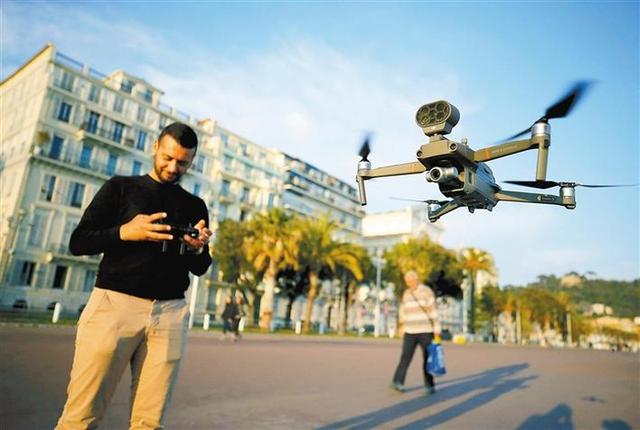 喊话、测温、运货、遛狗……大疆无人机海外战疫姿势多