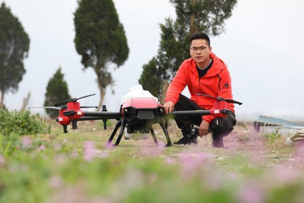 田园梦“飞”起来 这位无人机“驾驶员”用新技术种田