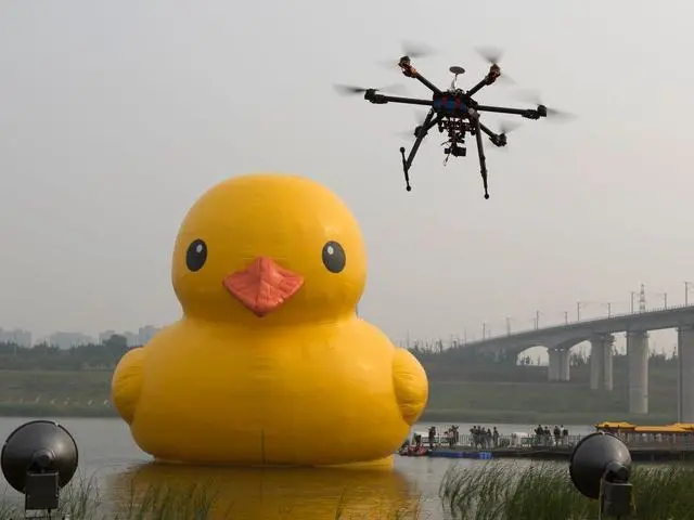 美国疫情严峻，“重灾区”也用无人机高空喊话“停止聚集”