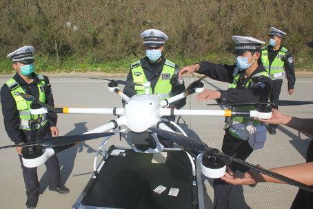 城厢：无人机“高空喊话”，劝离山路违停车辆