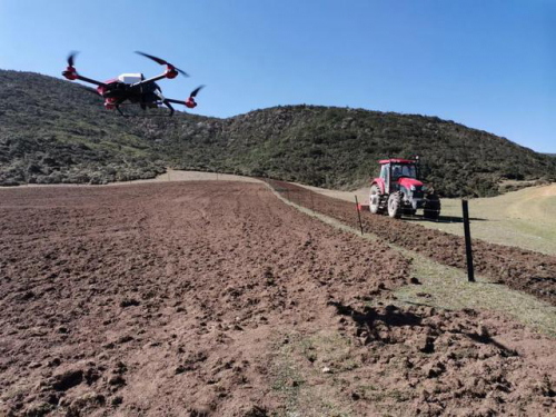 无人机飞上凉山海拔3000米牧场 空中播种让草地恢复生机 