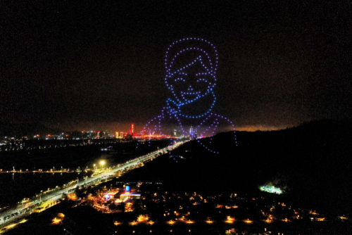 10分钟变化9次队形，珠海300架无人机致敬“最美逆行者” 