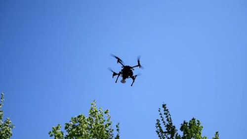 红绿灯下丨特殊开学季，无人机“航航”来助力！