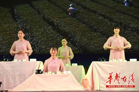 上百架无人机闪现夜空 勾勒安化县历史人文画卷