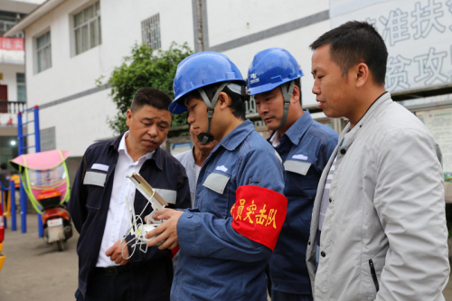 南方电网贵州六盘水水城供电局应用无人机精确定位 助力示范台区电网建设 