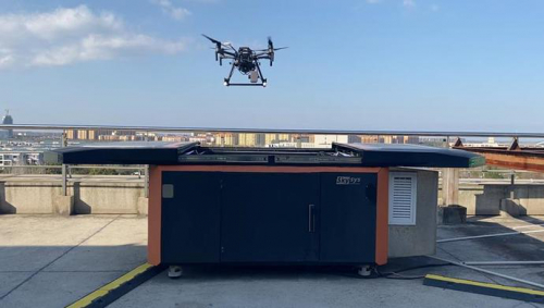 没戴口罩走在路上，突然飞来一架无人机喊话提醒…欧美国家都来采购这套系统