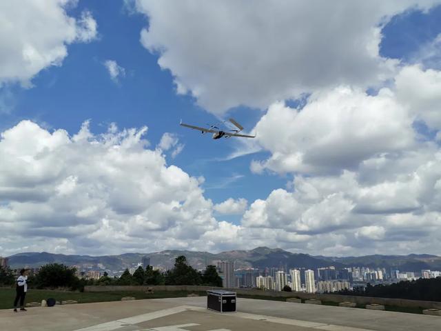 “五一”首日，云南警方出动警用直升机无人机维护群众出行安全