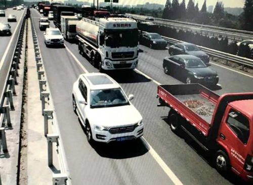 五一返程高峰 成都交警启用无人机巡航抓拍侵占应急车道