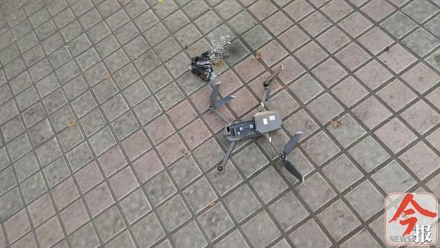 吓人！一架无人机冒着烟掉落跃进路，差点砸对行人