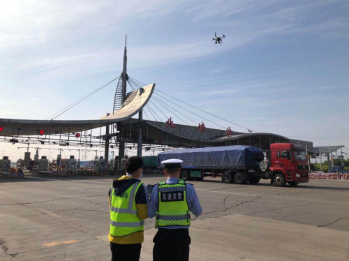 天津交警无人机飞到高速公路上空执勤 全力护航大学生乘车返津交通安全