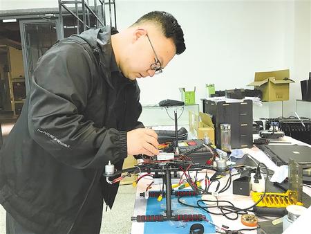 万斌 无人机的“守护者” 