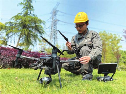 文承家：穿越在崇山峻岭中的“电网飞行侠”