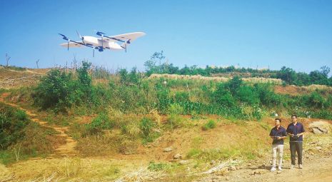 5台无人机升空 紧盯露天焚烧