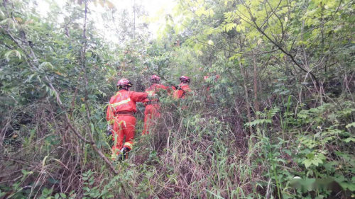救援 | 一男子寻无人机被困山上 崇左消防成功营救 