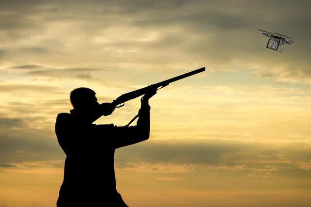美国男子开枪击落航拍无人机 面临两项重罪指控