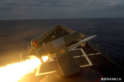 翼龙2无人机凌晨空袭，摧毁多个弹药库：2枚美制导弹急速命中爆炸 