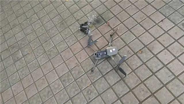 校门口捡到一架无人机 安保大叔苦等失主3个月