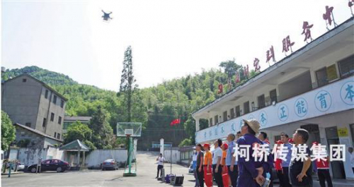 无人机宣传进村