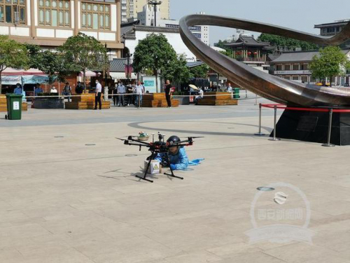 西市博物馆被防止爆炸物民警操作无人机成功排爆