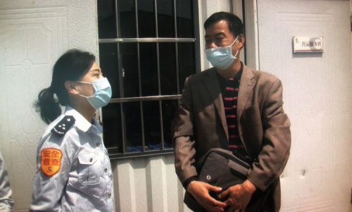 长沙夫妇乘公交不慎丢失无人机 驾乘联手帮找回“青岛回忆”