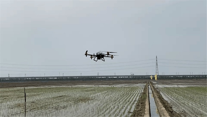 我家田里有一根电线杆，这台无人机撒药时能自动绕过去？