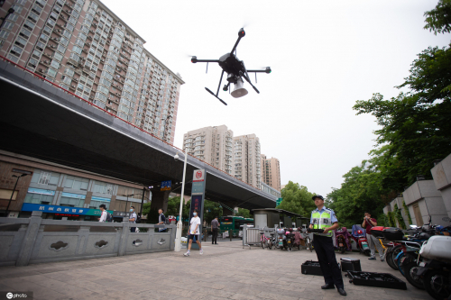 硬核！杭州交警出动无人机高空巡逻喊话“请把你的头盔戴起来” 