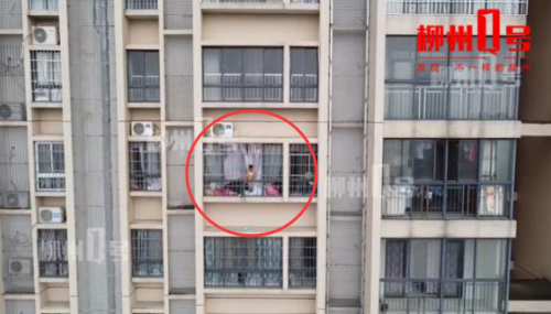 胜利小区下“玩具雨”？居民用无人机拍到26楼两小孩正在窗边...