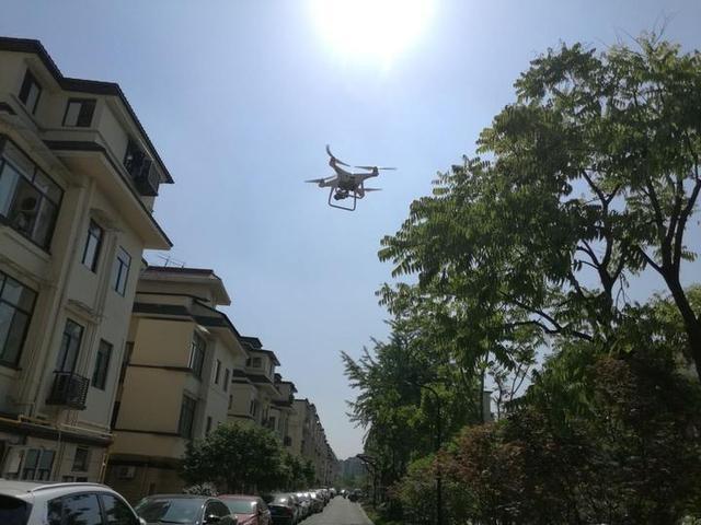 杭州这个小区，为啥总有“无人机”盘旋在房子上空