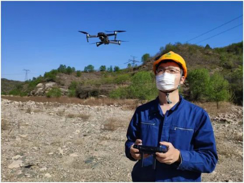 练就“百米穿刺”，他用无人机“把脉”国家电网