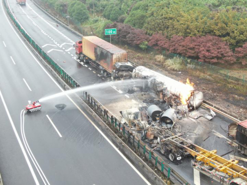 槽罐车高速上碰撞起火！消防机器人和无人机出动！ 