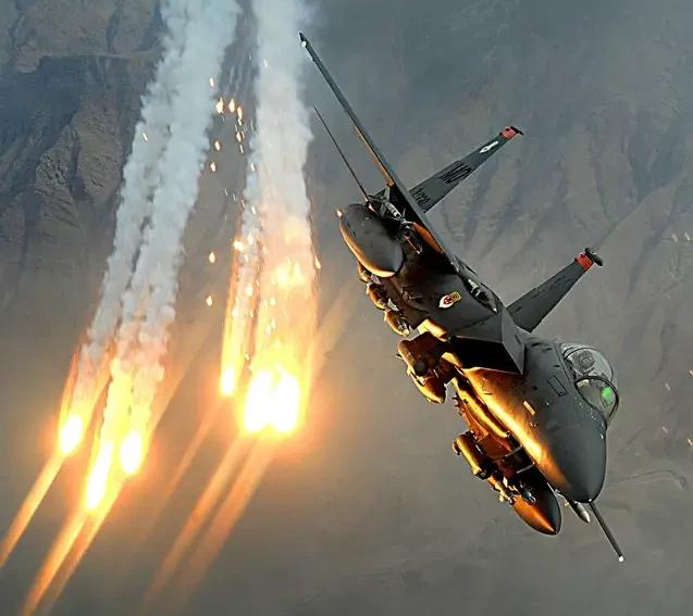 相比于空空导弹，有人战机是否已到瓶颈，未来是无人机的天下么？