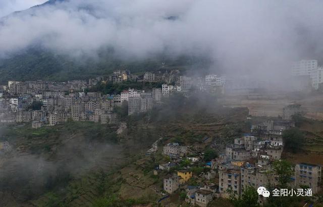 醉美航拍｜无人机拍下云雾中若隐若现的金阳县城，恍若仙境……