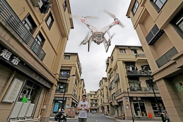 杭州这个小区，无人机巡查屋顶，种菜种花乱堆乱放统统要被拍