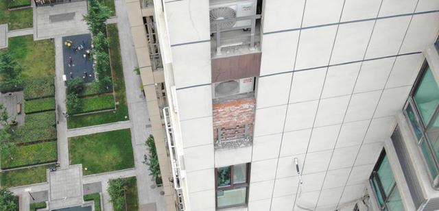 高空“抛下”磁砖片差点伤到人，警方动用无人机消除安全隐患