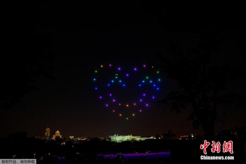 致敬医护！西班牙无人机夜空中拼出“爱心”