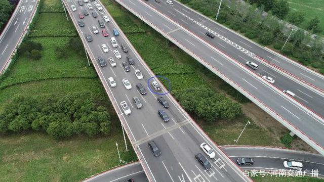 早高峰郑州中州大道金水立交3车事故，记者无人机航拍堵车“长龙”