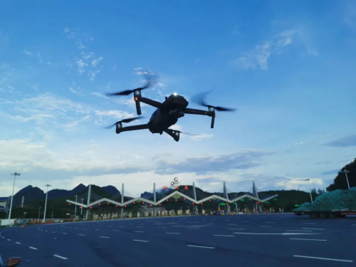 利用无人机开展辅助路政执法　“空中路政”天上飞！