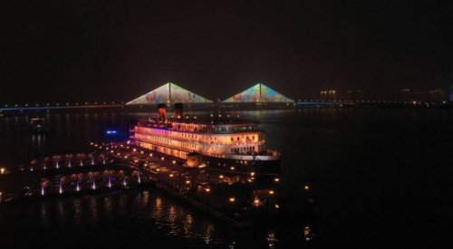 “无人机+灯光秀”点亮黄浦江畔，上海举办首个“阳台音乐会”