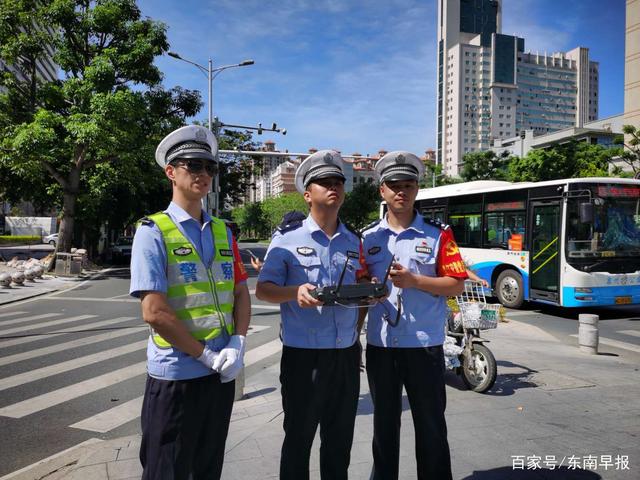 交警出动无人机 空中喊话骑车戴头盔