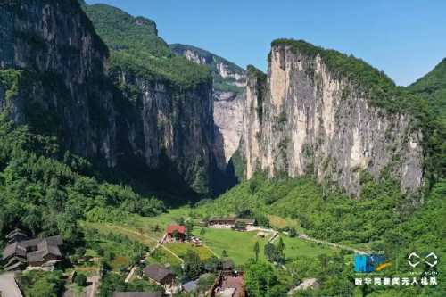 无人机视角：喀斯特地貌造就“山门”奇观