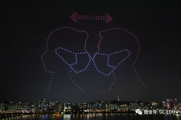 韩国政府用300架无人机表演感谢一线医护人员 提醒民众戴口罩