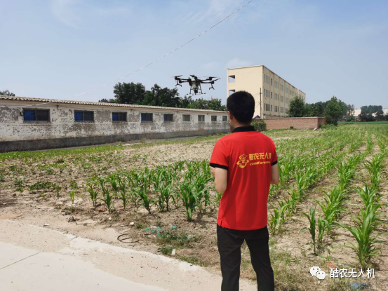 无人机农田打药 新科技助力农业发展