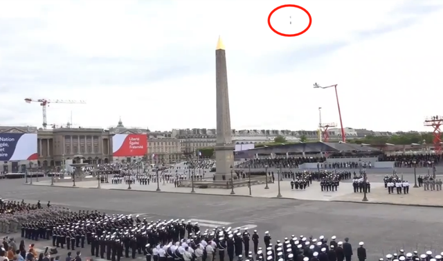 法国举行盛大阅兵，一架无人机出手现场大乱，马克龙脸色铁青离开