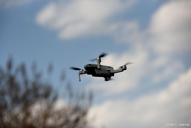 农村小伙用无人机施肥，再不努力，以后回乡可能种地机会都没有