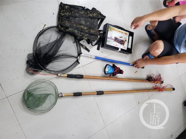 看到头顶的无人机 非法捕鱼的他们“投降”了