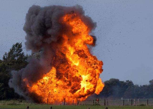 伊朗发起血腥报复，大批无人机深夜突袭，美盟友上空升起巨大火球