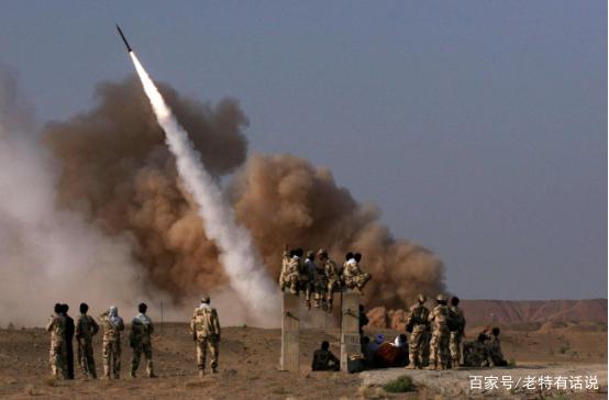 胡塞武装凌晨发动袭击，导弹和无人机悉数发射，沙特油田不保！