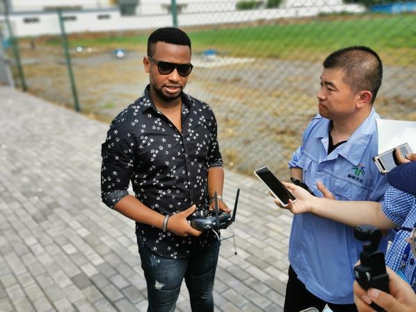 非洲小哥来安阳学“飞手”